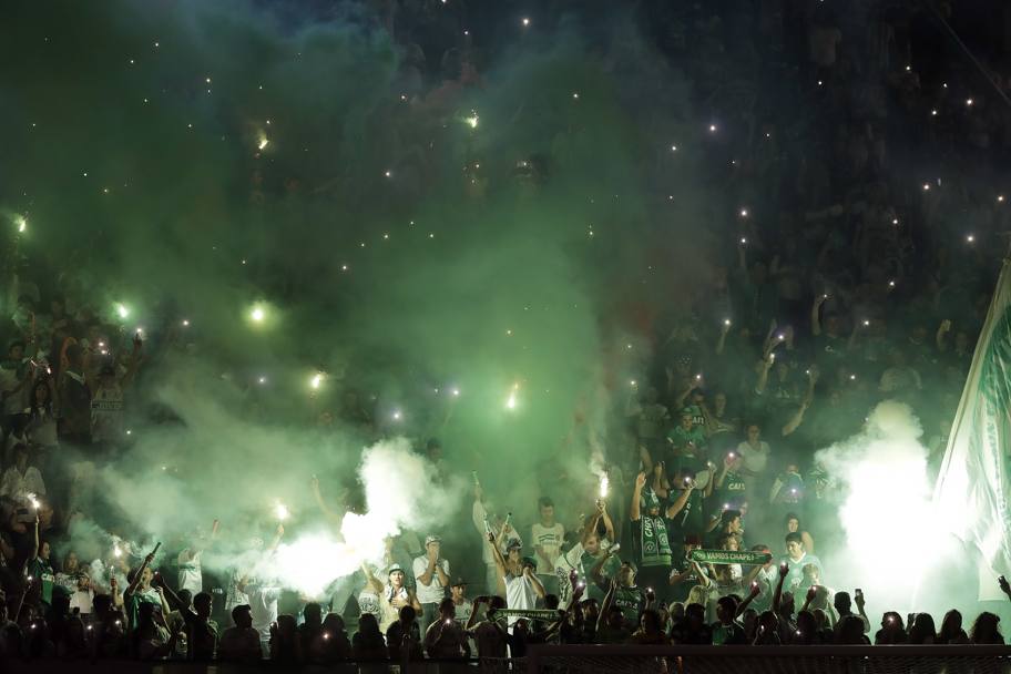 Questo invece  l&#39;omaggio dei tifosi della Chapecoense, radunatisi all&#39;interno della Arena Condado di Chapeco, Brasile. Ap